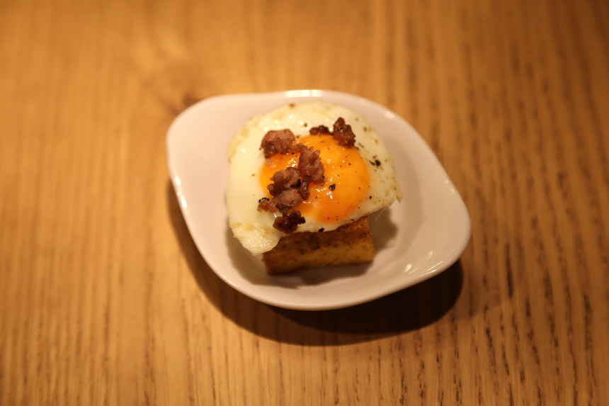 Crostini di polenta, uovo di quaglia & luganighetta