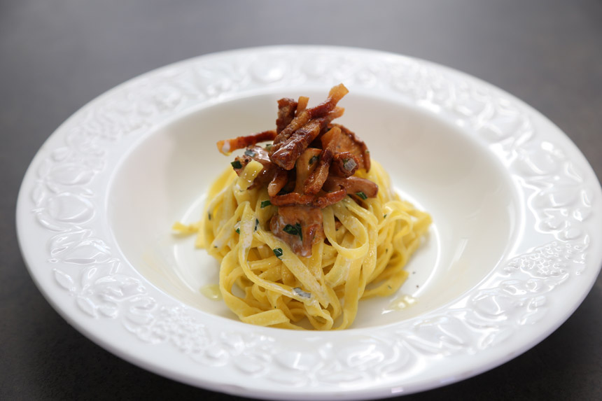 Tagliatelle ai gallinacci e guanciale