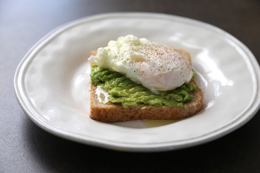 Toast di avocado e uovo poché
