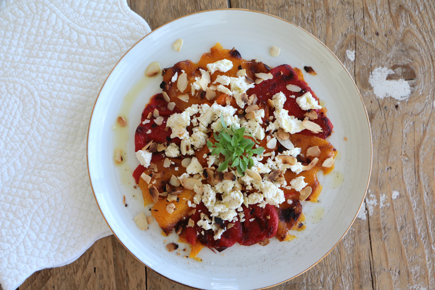 Peperoni, feta e mandorle tostate
