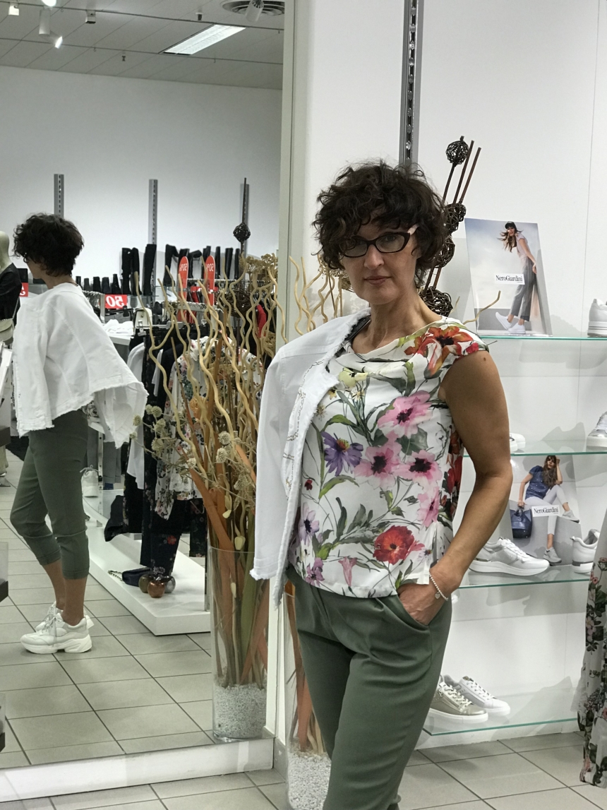 Outfit sportivo con sneakers bianche di Liu Jo, collezione SS19, Boutique Vitalini, Centro Breggia, Balerna