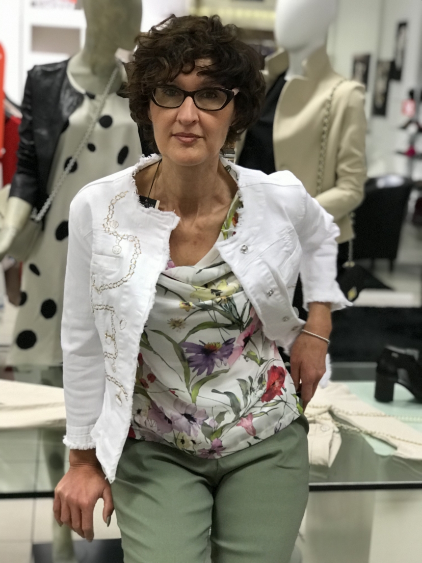 Outfit sportivo ma di classe, maglia floreale, pantalone 3/4 e giacchino LiuJo in jeans bianco, Boutique Vitalini, Centro Breggia, Balerna