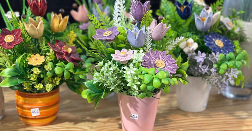 Fiori in ceramica dipinti a mano da Manor Balerna