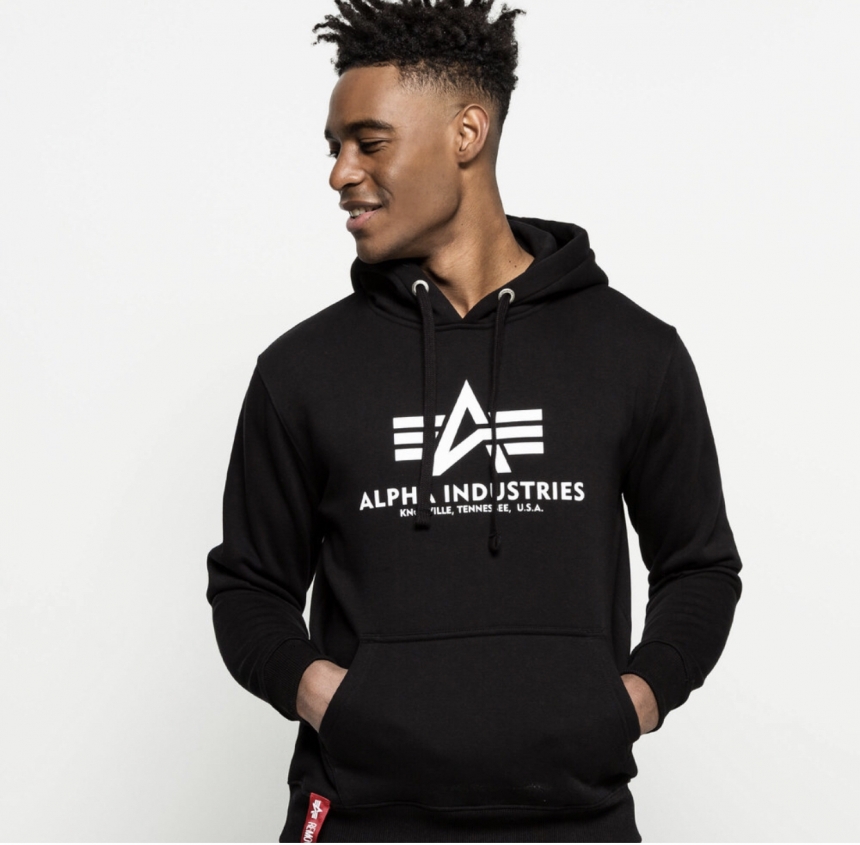 Uomo che indossa felpa nera del marchio Alpha Industries