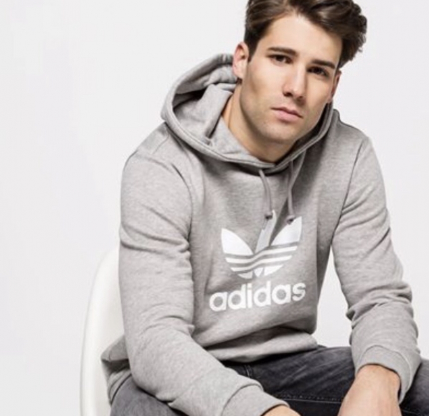modello indossa felpa grigia adidas