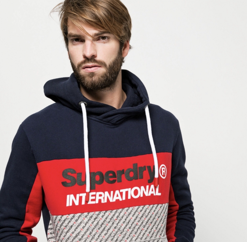 Modello che indossa felpa Superdry bicolore blu e rosso