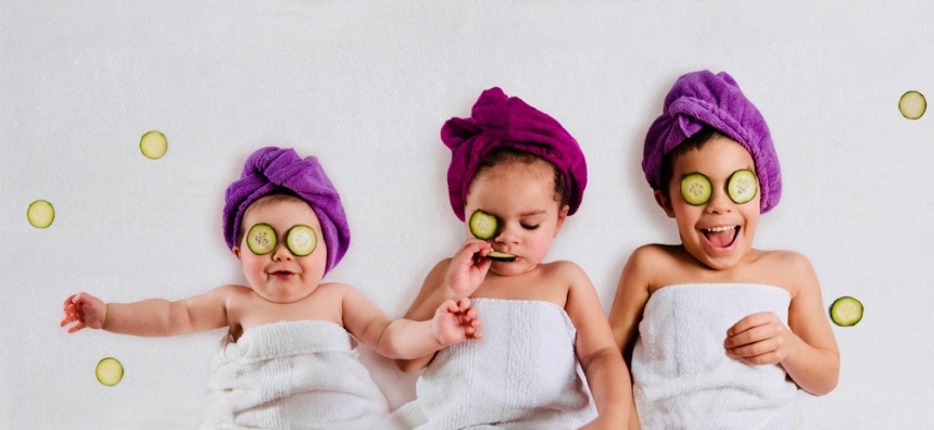 Bebé e 2 bimbe si dedicano ai rituali di bellezza con una maschera al viso al cetriolo. Foto ironica ma divertente sulle beauty routine