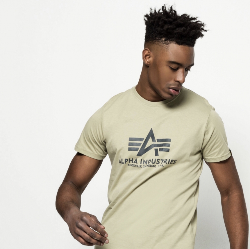 Modello che indossa T-Shirt Alpha Industries color beige