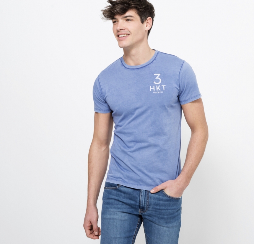 Modello che indossa Tshirt Hackett di colore celeste