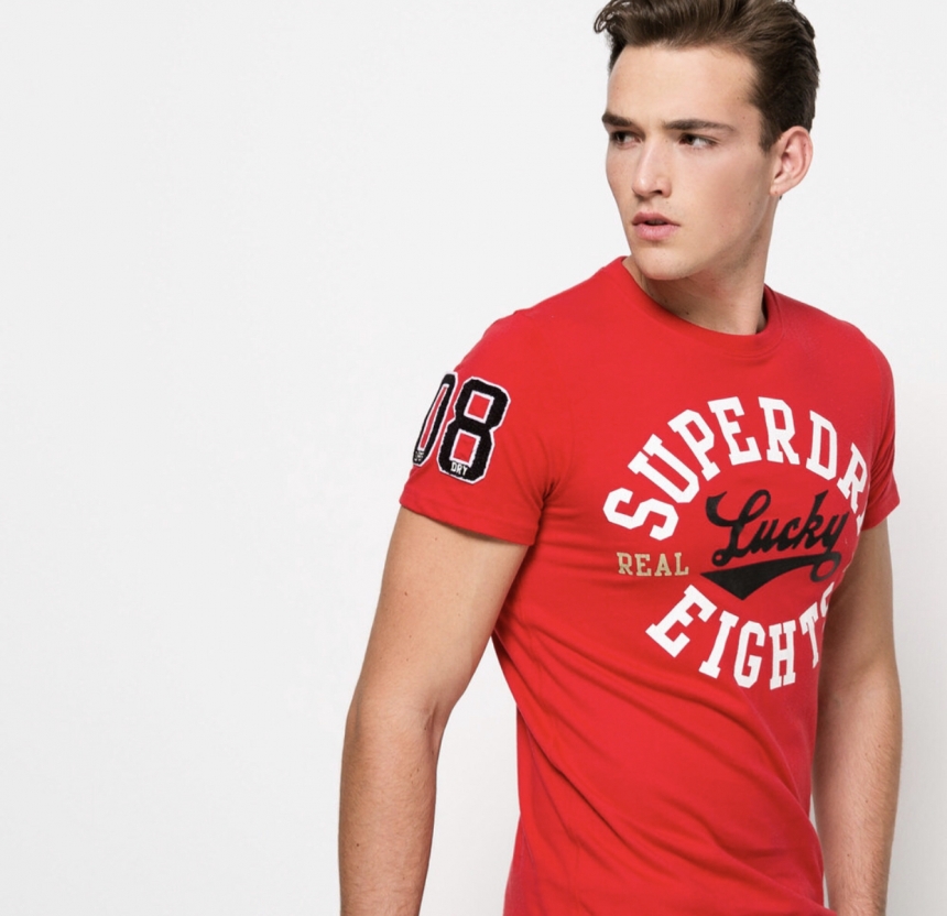 Modelo che indossa T-shirt della Superdry di colore rosso