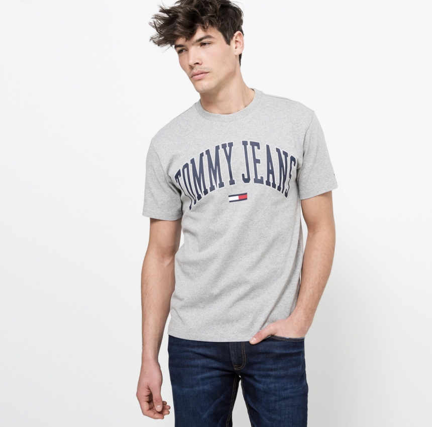 modello che indossa Tshirt grigia, Tommy Hilfiger